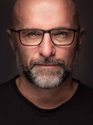 Glyn Dewis | No Studio, No Problem | Classic Portraits with Minimal Kit