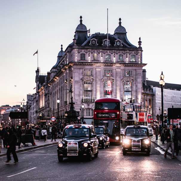 Peak Design | FREE Photo Walk – Find Ocean in London - Colour Hunt